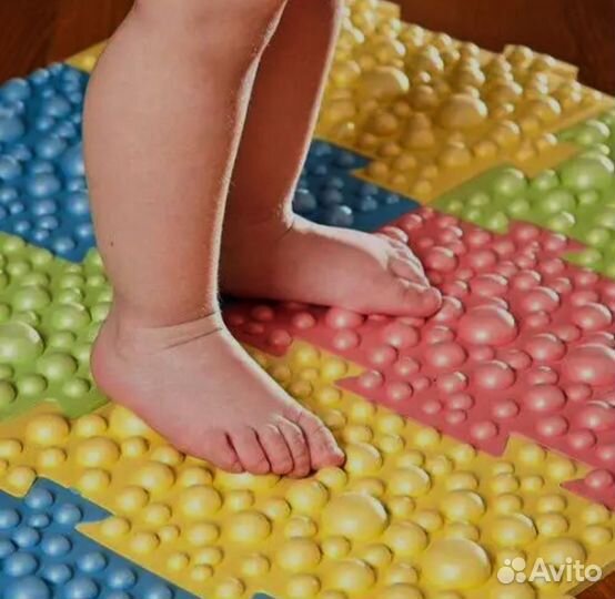 Ортопедический коврик и игрушки для развития