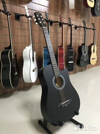 Акустическая гитара матового цвета