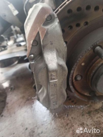 Тормозной суппорт передний правый Тойота Хайлюкс 8