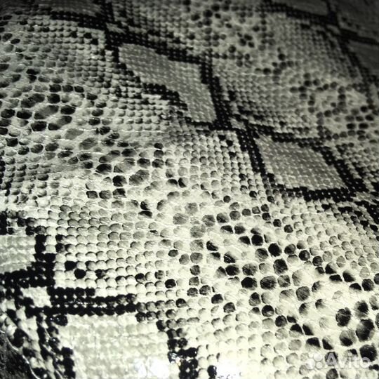 Панама кожаная со змеиным принтом черно-белая