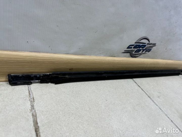 Уплотнитель стекла двери задний левый Nissan