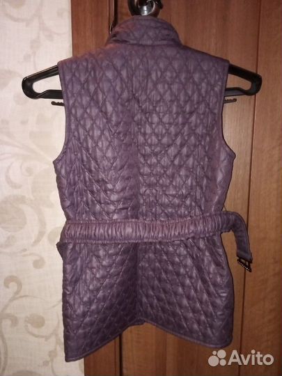 Два одинаковых жилета на девочек рост 120- 130