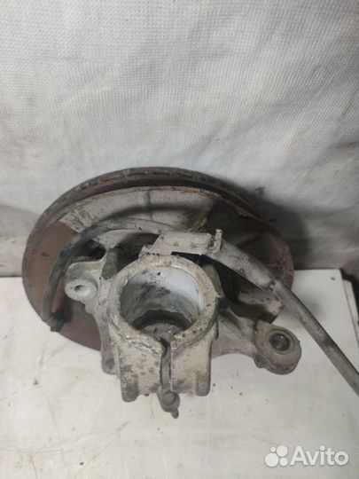 Поворотный кулак правый Volkswagen Passat B6