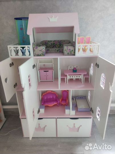 Кукольный домик с мебелью