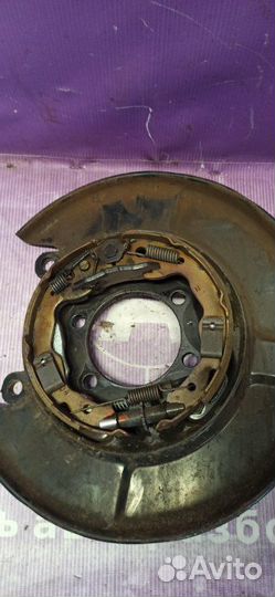 Тормозной щиток задний правый Renault Koleos