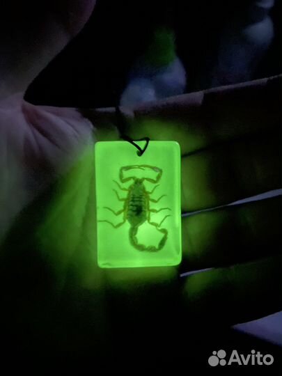 Брелок со скорпионом фосфорный