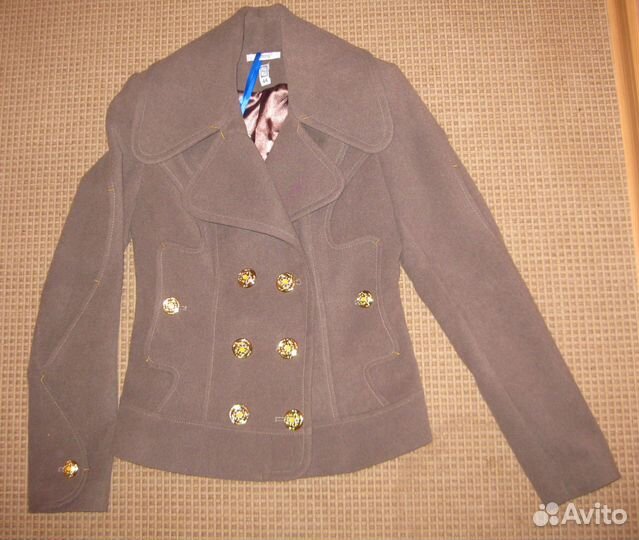 Полупальто новое. Цвет темный беж