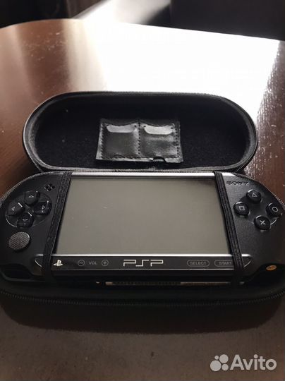 PSP-E1004 с чехлом, зарядкой и 3 игры