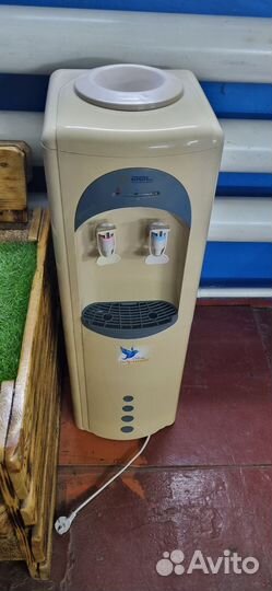 Кулер для воды напольный