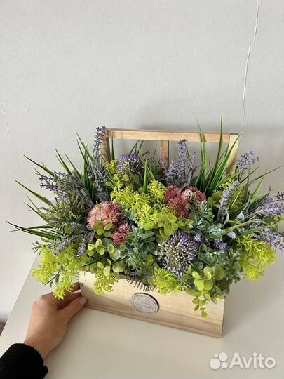 Композиция из искусственных цветов