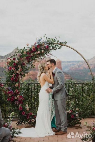 Арка из декоративных цветов