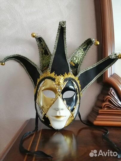 Продам маскарадную маску