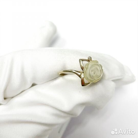 Кольцо роза с перламутром из золота 585
