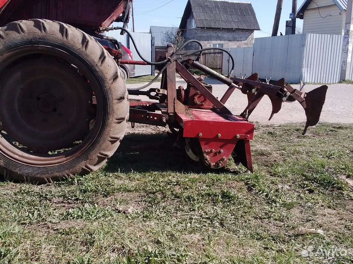 Вспахать землю трактором