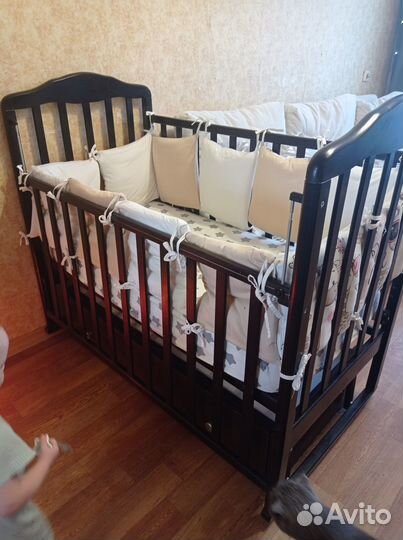 Детская кроватка с маятником и ящиком