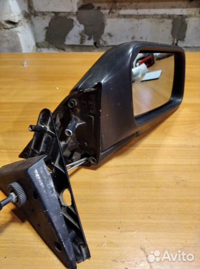 Боковое правое зеркало