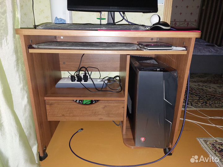 Компьютерный стол