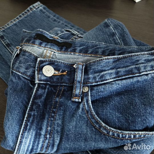 Синие джинсы Uniqlo