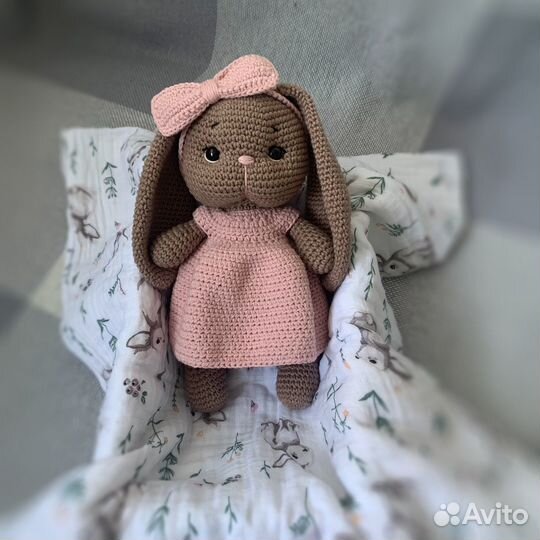 Вязанная игрушка Зайка