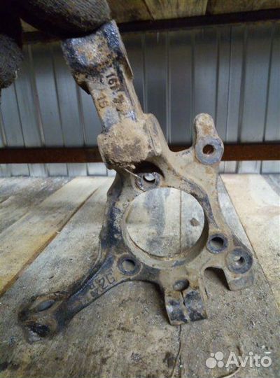 Кулак (цапфа) передний левый Opel Astra H 2010