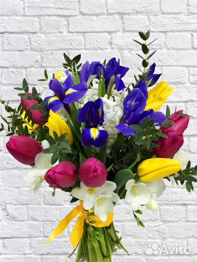 Букеты из клубники и тюльпанов