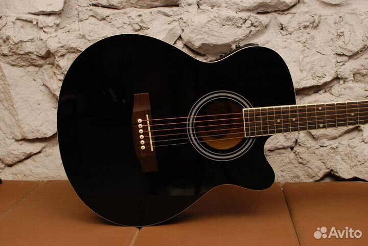 Электроакустическая гитара (Аксессуар в подарок)