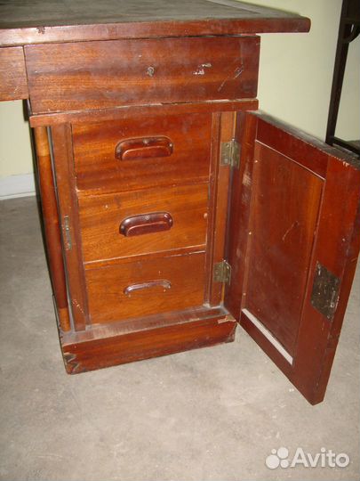 Старинный большой письменный стол. Модерн