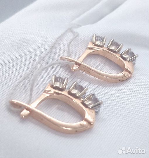 Золотые серьги с камнем