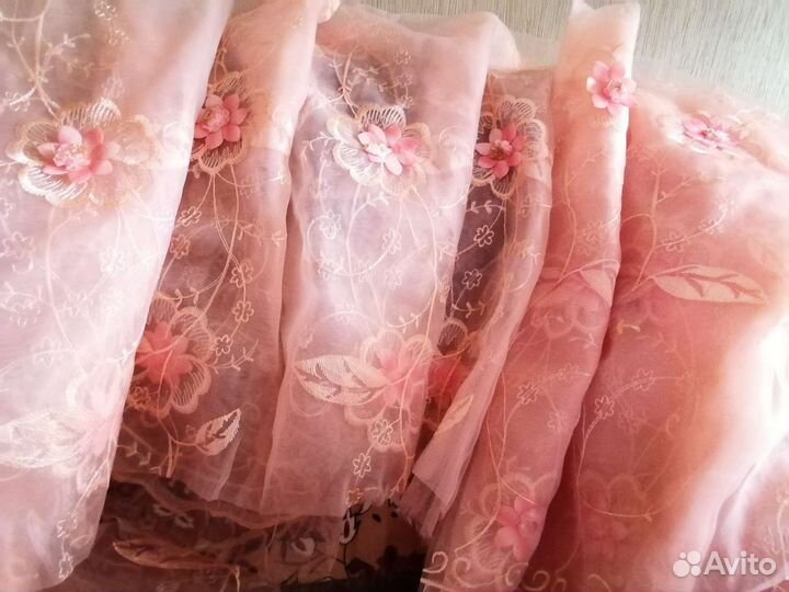 Органза персикого цвета, с вышивкой и цветами