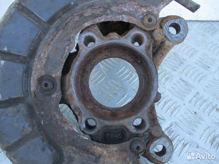 Кулак поворотный правый Volkswagen Caddy 3 2007г