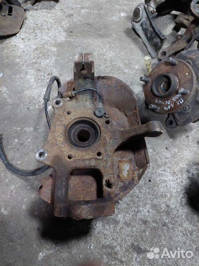 Кулак передний правый. KIA Sorento 1