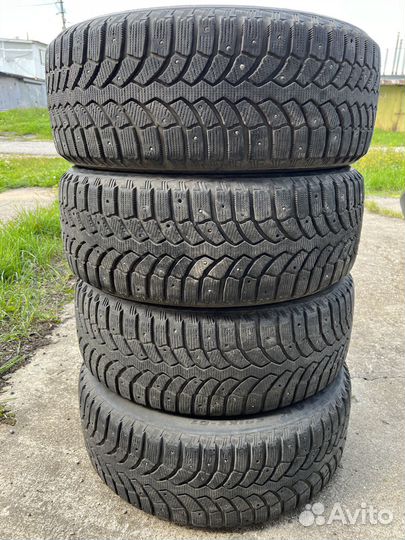 Bridgestone Blizzak Spike-01 215/55 R17 98T