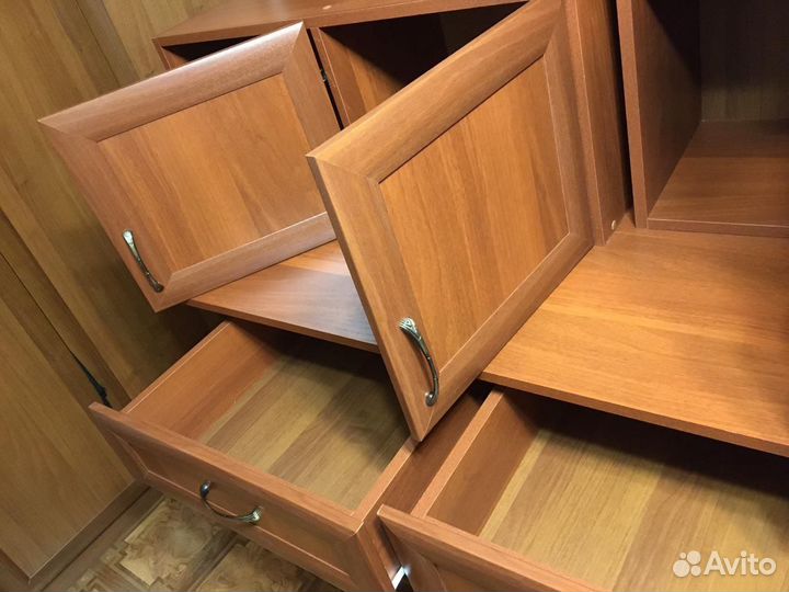 Рабочий стол с полкам