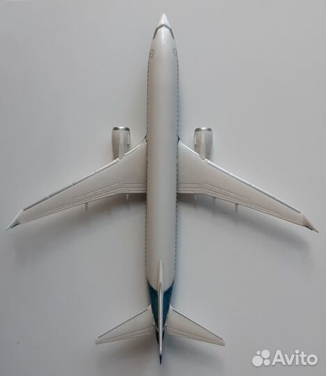 Модель самолета Boeing B 737-8MAX 1:200