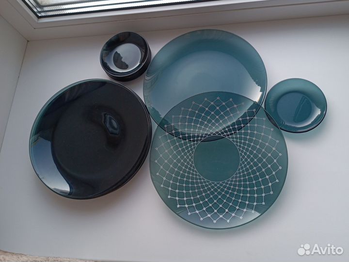Набор тарелок и розеток тёмное стекло