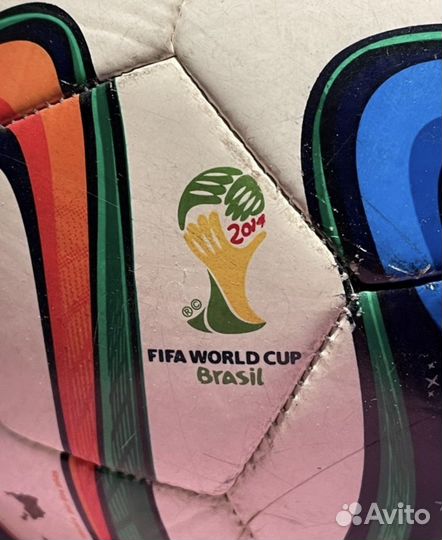 Футбольный мяч adidas brazuca 2014 год