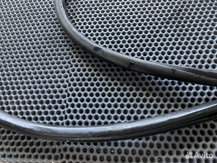 Уплотнитель дверного проема лев. перед. Toyota Lan