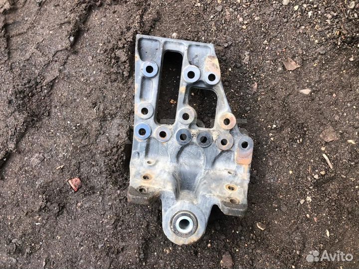 Кронштейн рессоры передней правой Mercedes-Benz