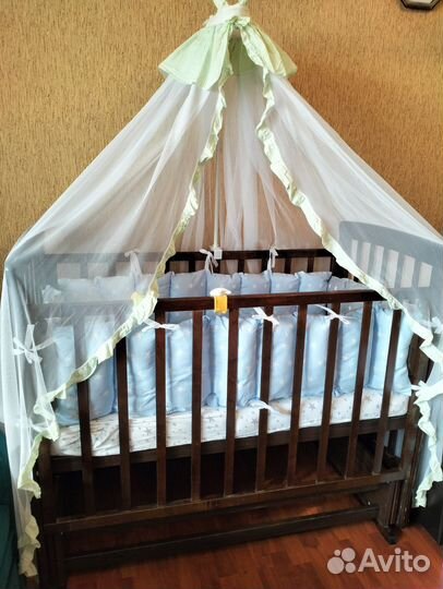 Детская кроватка с продольным маятником