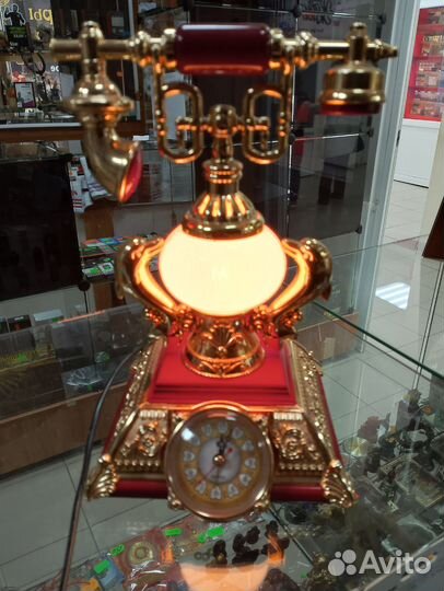 Старый телефон, светильник