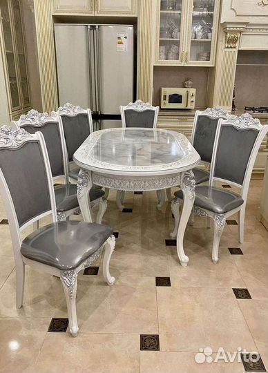 Обеденный стол и стулья