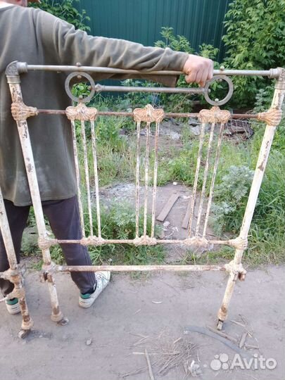 Старинная кровать