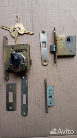 Дверные ручки с защелкой