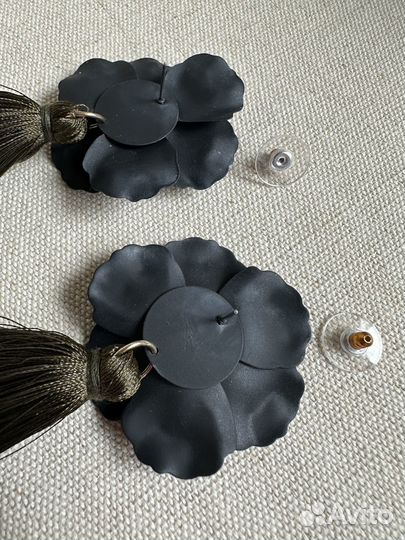 Серьги с кисточками цвета хаки, ASOS