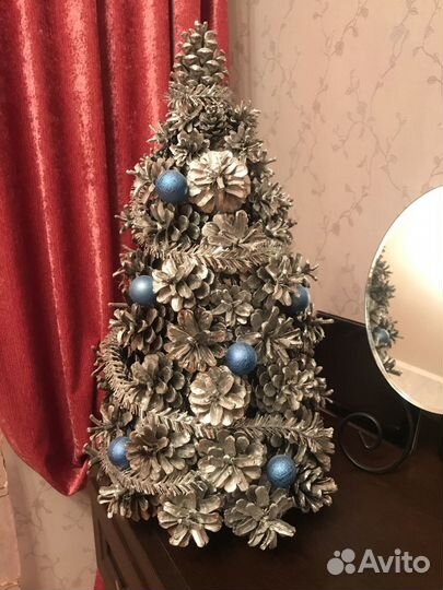 Елка из сосновых шишек