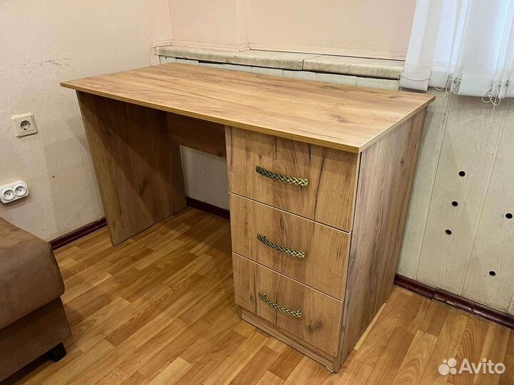 Письменный стол