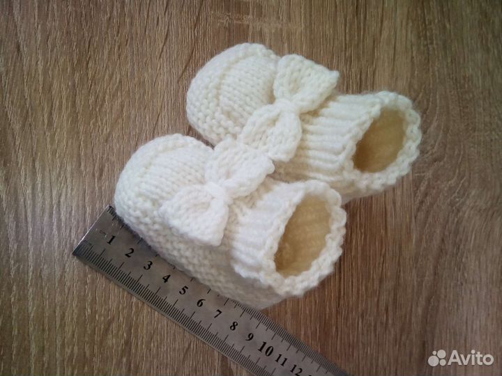 Новый комплект на выписку.шапка,пинетки, варежки