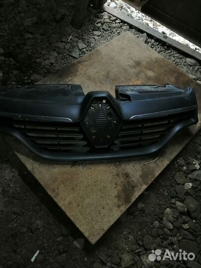 Решетка радиатора renault logan 2