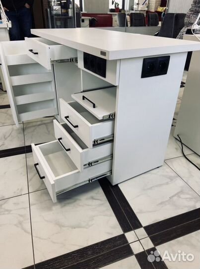 Аренда стола мастера маникюра