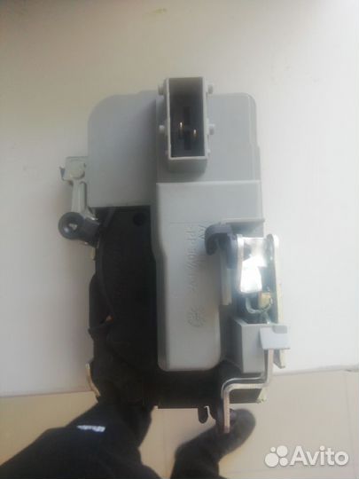 Замок с электроприводом передний левый лада Гранта